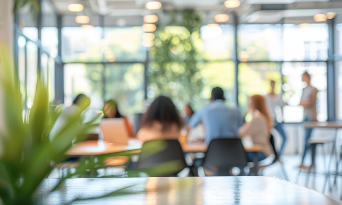 Personnes dans une salle de formation agrée Qualiopi