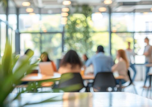 Personnes dans une salle de formation agrée Qualiopi